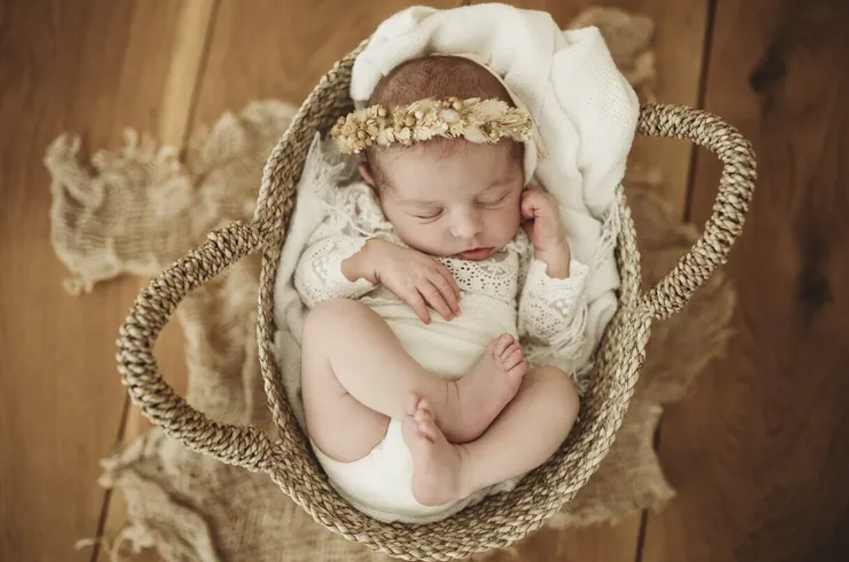 Neugeborenenshooting – Baby im Körbchen mit Trockenblumenkranz