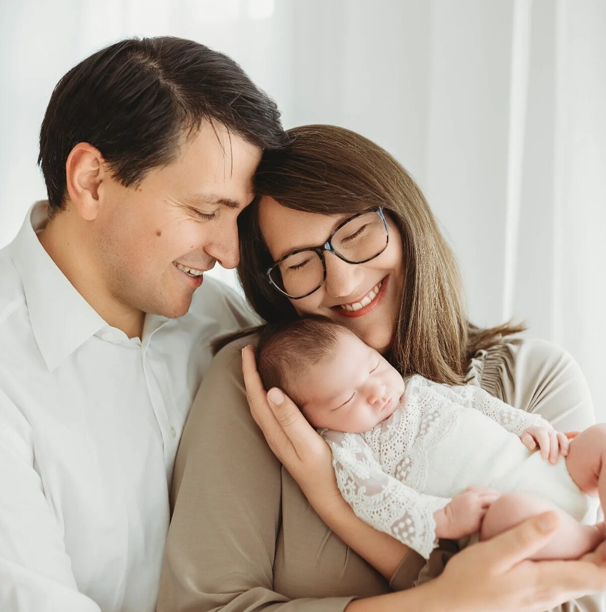 Familienfotografie – Eltern mit Neugeborenem, herzlicher Moment