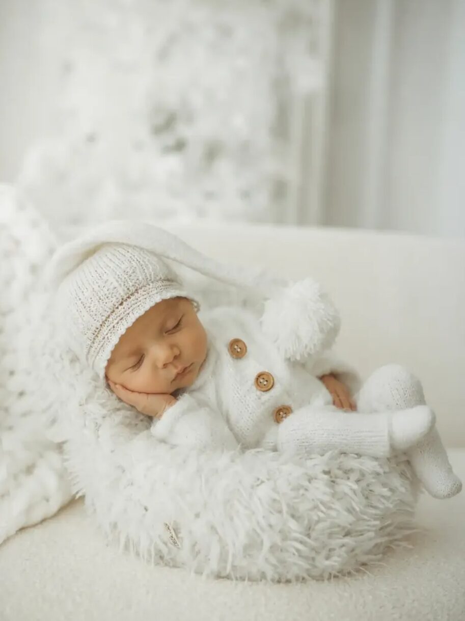 Neugeborenenshooting – Baby in weißem Strick, gemütliche Atmosphäre